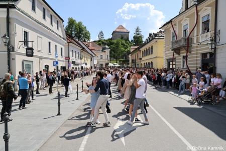 Kamnik danes v znamenju maturantske četvorke, v kateri je zaplesalo preko 200 maturantk in maturantov (86)
